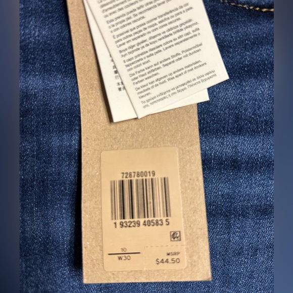 NWT women’s Levi’s shorts 10/W30 - Picture 4 of 5
